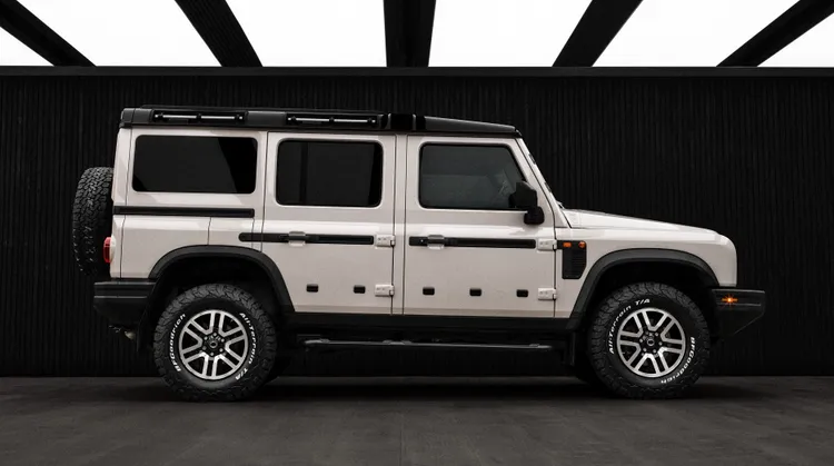 Grenadier 1924原廠提供兩款車色配置選項，並搭配17吋六輻雙肋亮黑鑽石切割鋁圈、暗色處理的鍍鉻水箱格柵與前下護板展現獨有風格。原廠照片