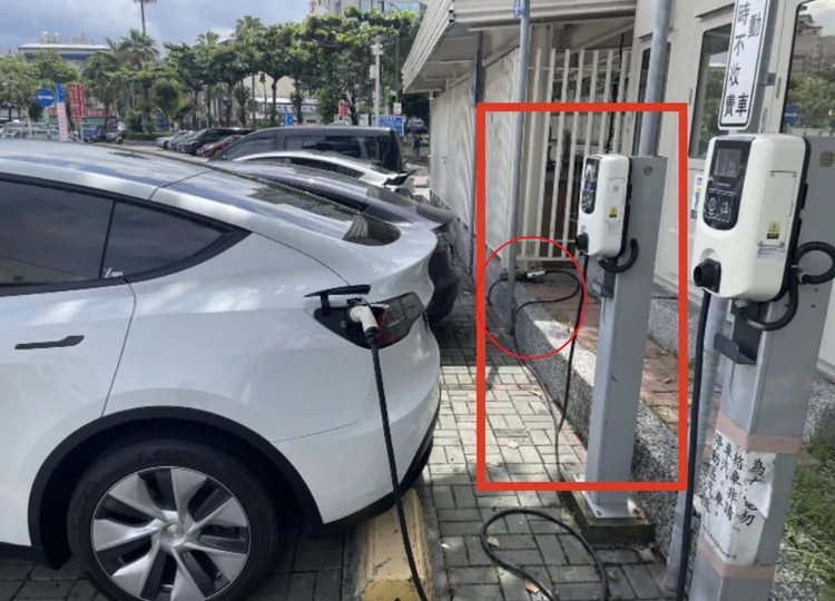 台中市公有充電停車格去年7月1日起改採累計費率，但有車主鑽漏洞，將電動車停在一般停車格，以延長線接充電樁，停車、充電均免費。資料照片