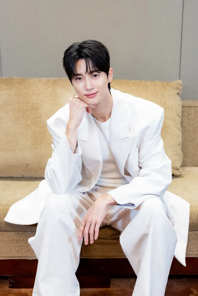 邊佑錫暴紅後，回老家狂簽名1小時。藝凱娛樂提供