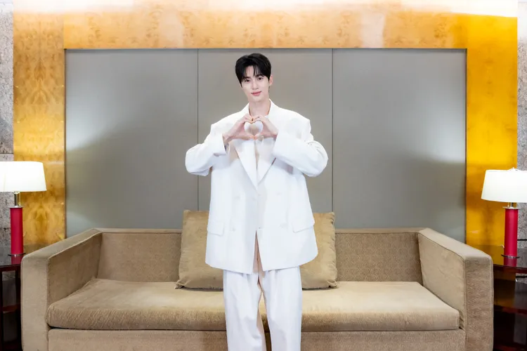 邊佑錫聽到《Sudden Shower》打進告示牌，直呼「不像話」。藝凱娛樂提供