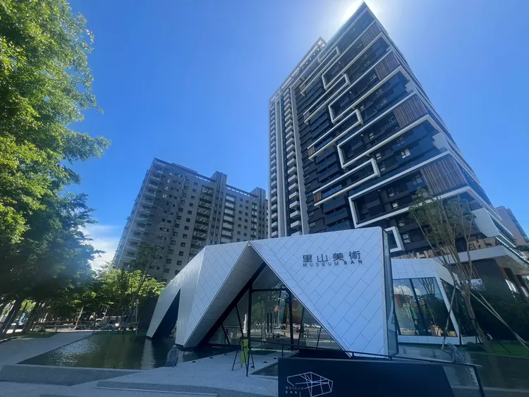 美術館特區具備高雄最貴地價與房價，圖為傳出成交6字頭興連城「里山美術」接待中心。葉家銘攝