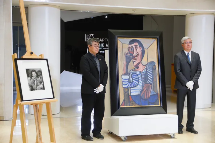 京城集團贊助《瞬間－穿越繪畫與攝影之旅》，今日活動活動包括高雄市副市長李懷仁與京城銀行副董事長蔡炅廷(右)出席。