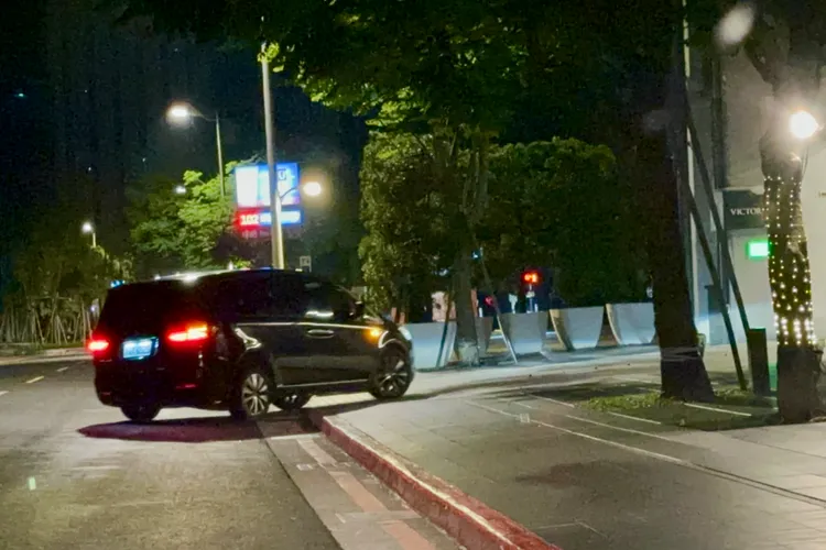 凌晨1點半，王柏傑搭乘經紀公司保母車返回跟謝欣穎的愛巢。特勤中心攝