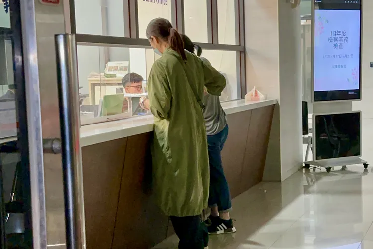 2名王柏傑經紀公司同事，拿著5萬元來幫他辦理交保手續。特勤中心攝