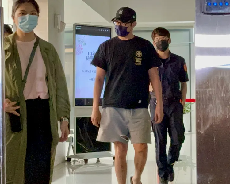 凌晨1點，王柏傑腳踩拖鞋，一臉疲態的步出士林地檢署。特勤中心攝