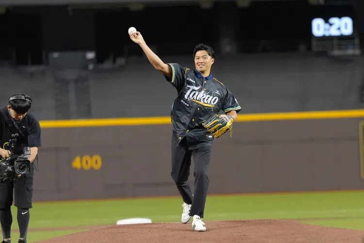 吳念庭開球。台鋼雄鷹提供