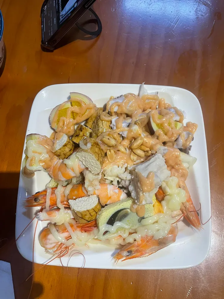 有網友到雲林麵店用餐，店內無提供菜單，點了2麵+1沙拉+1炒菜共1680元。翻攝「爆料公社」臉書