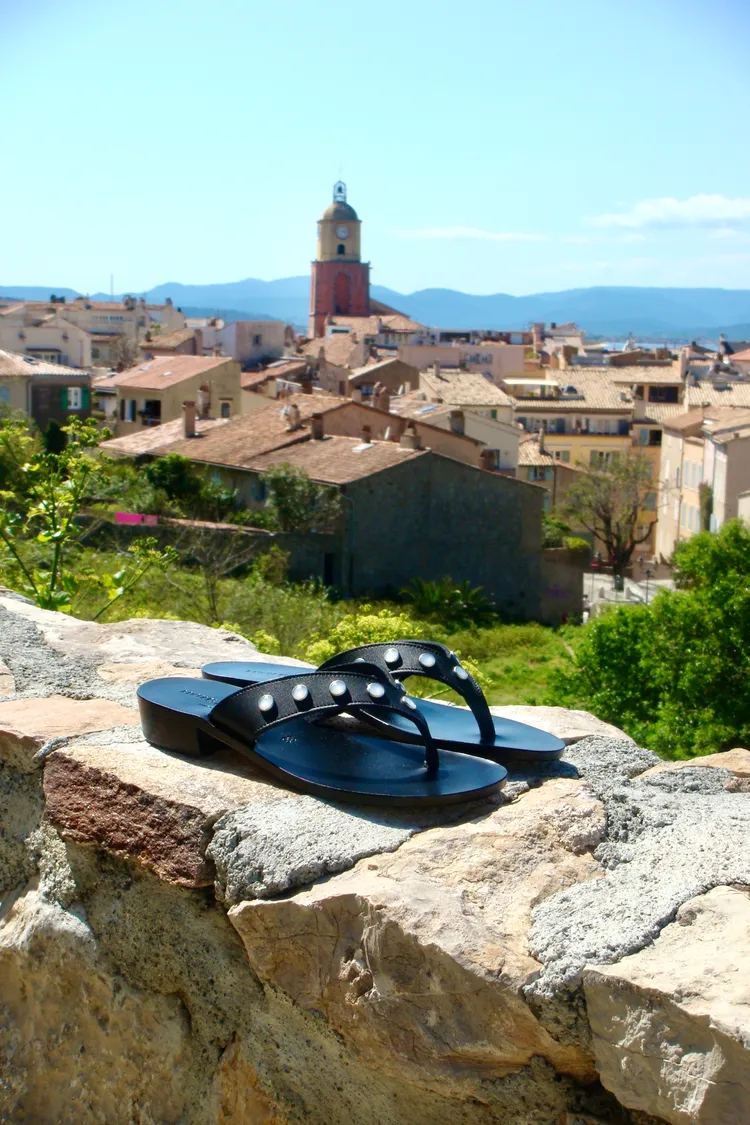 涼鞋上可見agnès b.開襟外套中常見的珍珠釘釦。品牌提供