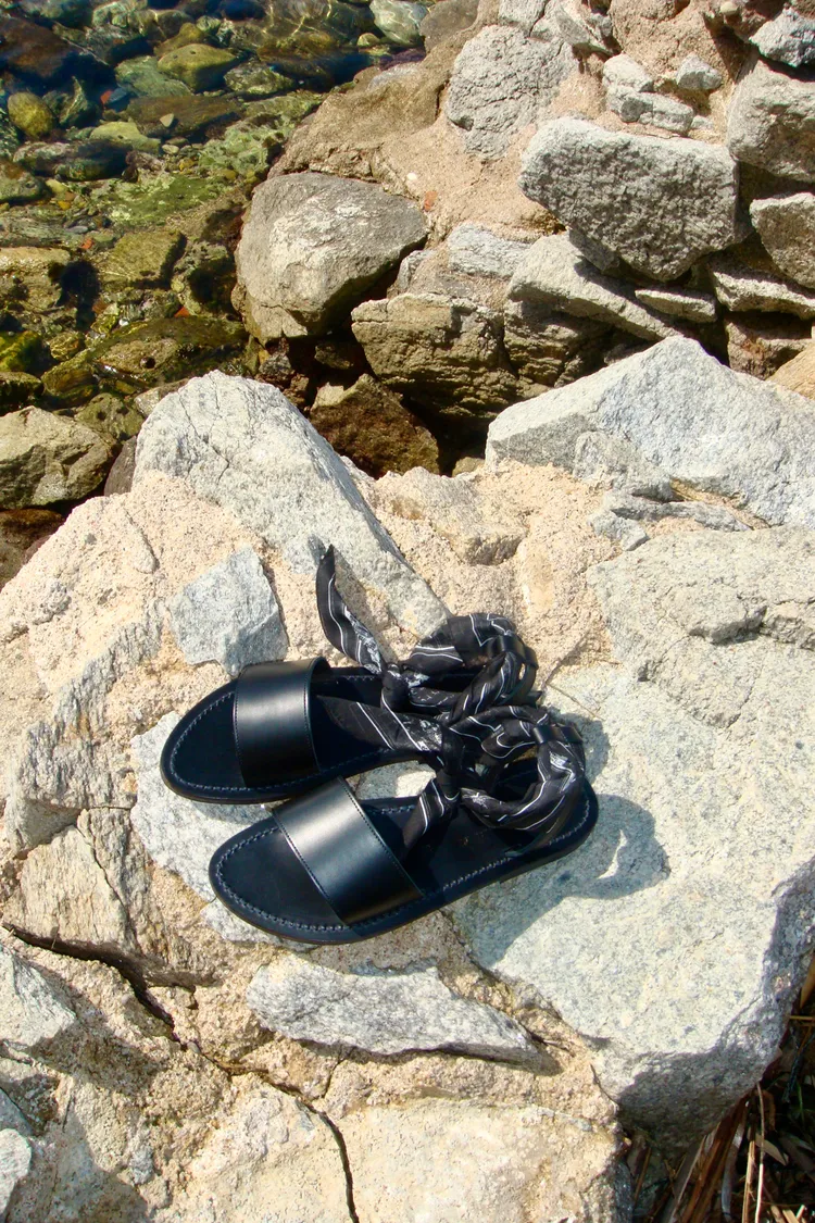 手繪地圖Rue du Jour圍巾化身為鞋款上的可拆式繫踝帶。品牌提供