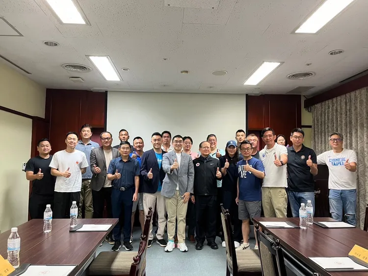 謝國樑（中）與立委林沛祥積極爭取，基隆市成立SBL籃球隊。市府提供