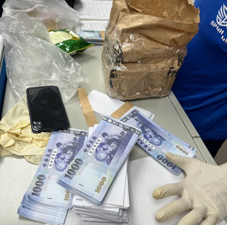 鄭姓車手取款得手假鈔渾然不覺，後被警方攔截人贓俱獲。翻攝畫面