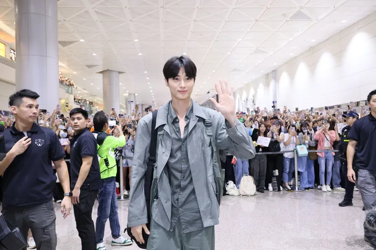 邊佑錫6日抵台時，桃園機場擠爆上千名粉絲，創下近幾年最多人接機的紀錄。特勤中心攝