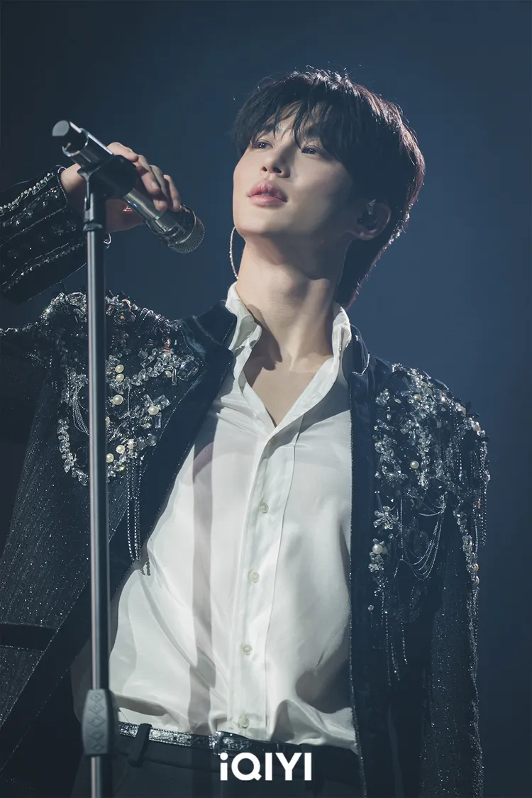 邊佑錫在《背著善宰跑》飾演樂團主唱，飽受私生飯所擾，被跟蹤到家。愛奇藝國際站提供