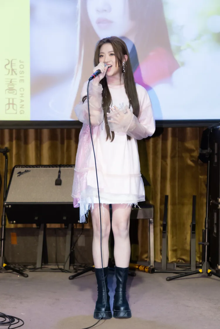 張喬西出身歌唱世家。華納唱片提供