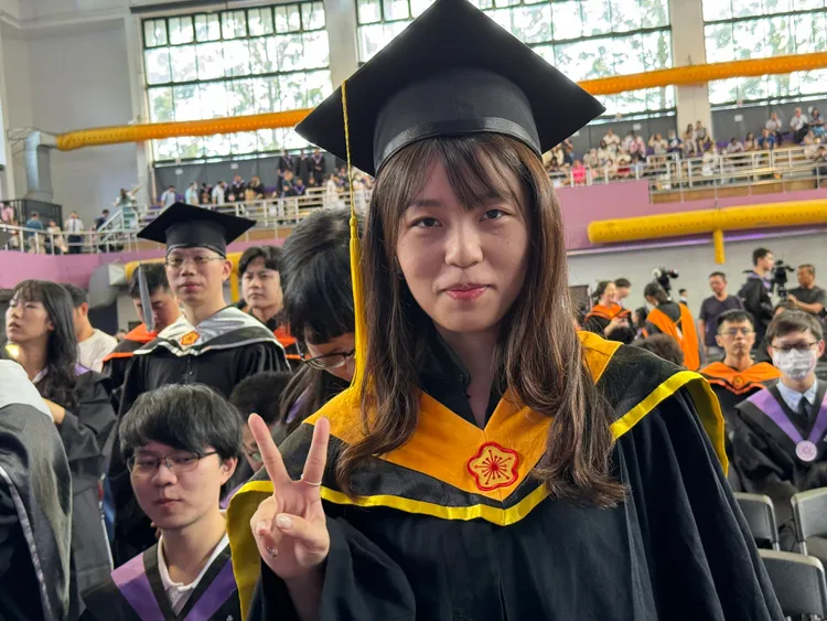 24歲的化學系吳同學，沒看過林青霞的電影，父母比她還想來，可惜抽不到位置，希望畢業致詞人是周杰倫。彭欣偉攝