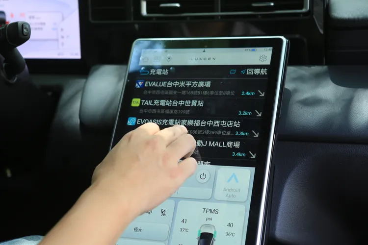 封先生表示LUXGEN n⁷導航內建的第三方充電站點導引很便利，對他來說並不存在里程焦慮。林浩昇攝