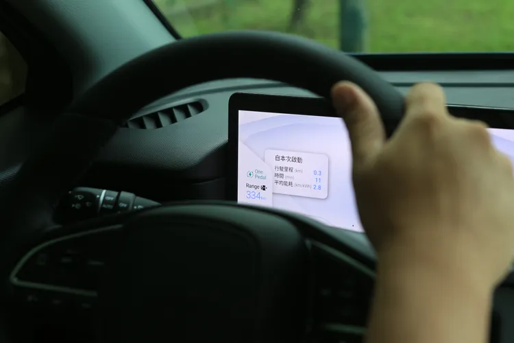 經過適應之後，封先生表示單踏板模式，駕駛起來真的比汽油車需要頻繁踩油門跟煞車還要輕鬆許多。林浩昇攝
