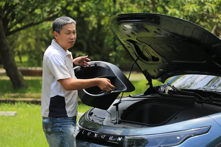 封先生特別展示選配的前行李廂收納隔板，使得空間更具機能性。林浩昇攝