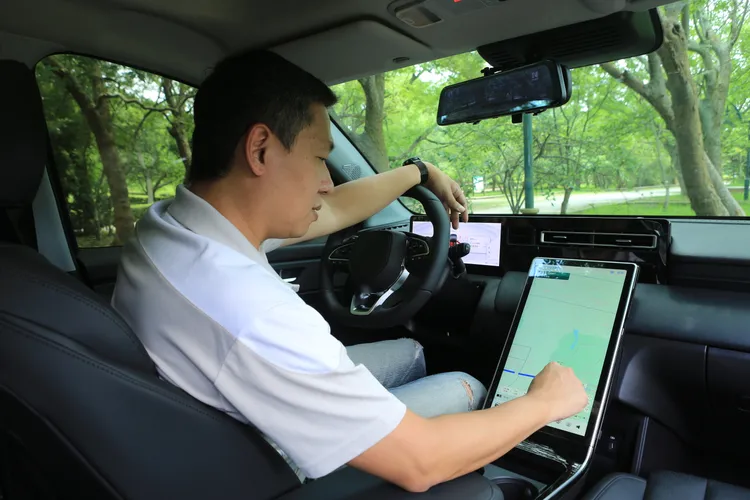 封先生最終決定的LUXGEN n⁷五人座亮點版，129.9萬元的車價他認為配備已是應有盡有，特別喜歡15.6吋大型中央顯示幕滿版的Google Map介面，帶來更清晰的圖資與導引功能。林浩昇攝