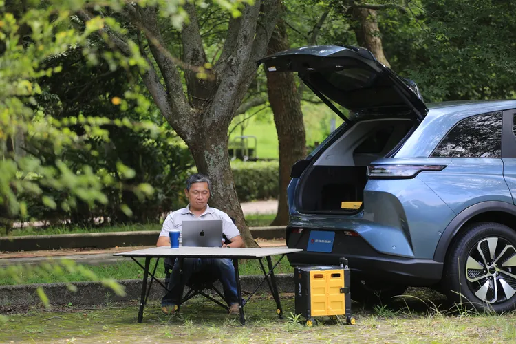 封先生工作性質偶爾也會在假日時需要進行系統維護，時常在露營期間就捧著電腦辦公。林浩昇攝
