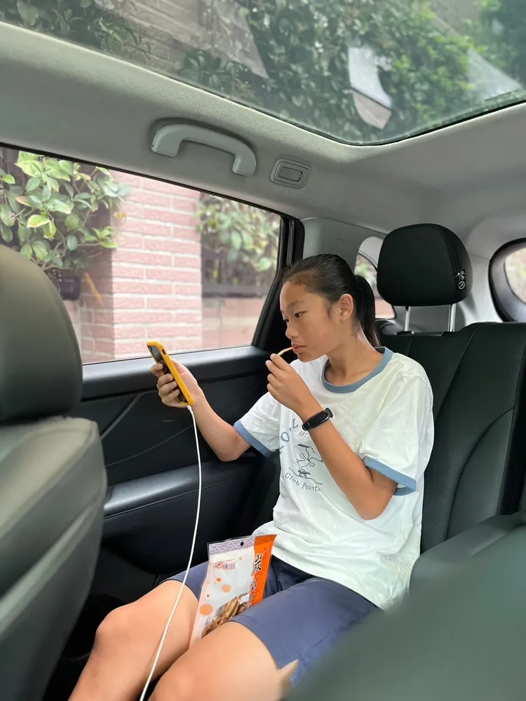 封先生的女兒非常享受後座的大空間，翹腳聽音樂還時常仰望著全景玻璃車頂之外的藍天白雲。封先生提供