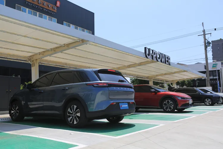 封先生為車輛充電都是選擇在住家對面公有停車場的充電樁，出遠門時則選擇第三方充電站快充。林浩昇攝