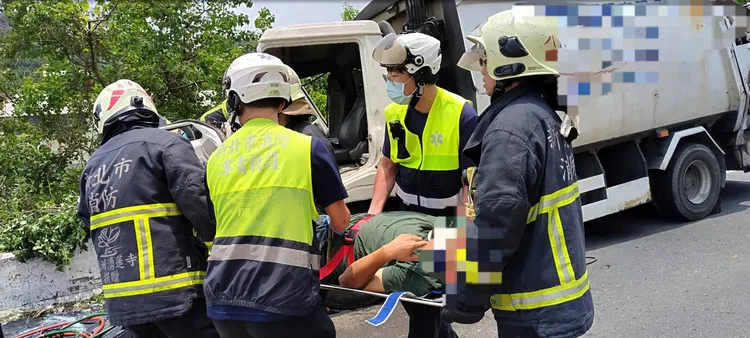 消防人員將蘇男救出送往林口長庚醫院急救。消防局提供