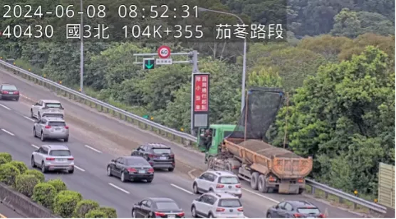 大貨車砂石散落外側車道及路肩，影響寶山至茄苳路段車流。高公局提供