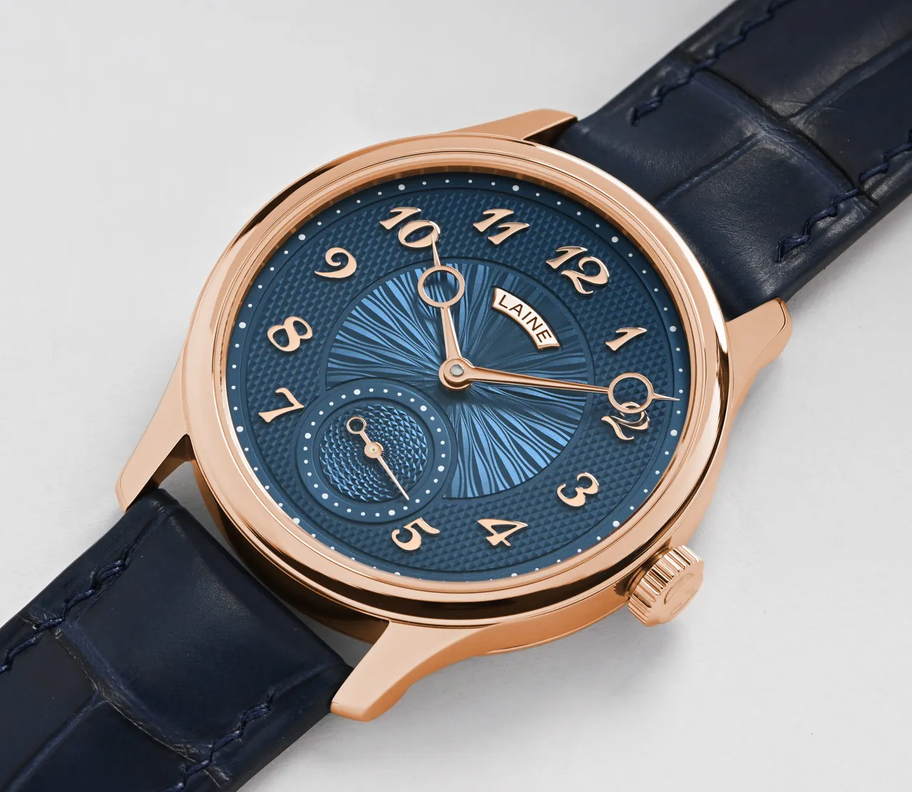 LAINE V38 Guilloché Special Edition 自動上鍊腕錶,38mm,18K玫瑰金錶殼,三重機刻雕紋面盤,鱷魚皮革或馬韁皮錶帶,動力儲存48小時,限量10只,88萬元。品牌提供
