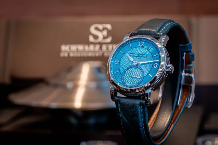 Schwarz Etienne Roma Synergy自動上鍊腕錶，39mm，精鋼錶殼，松石綠色實心銀錶盤，碳灰色皮革錶帶，動力儲存86小時，130萬元。品牌提供