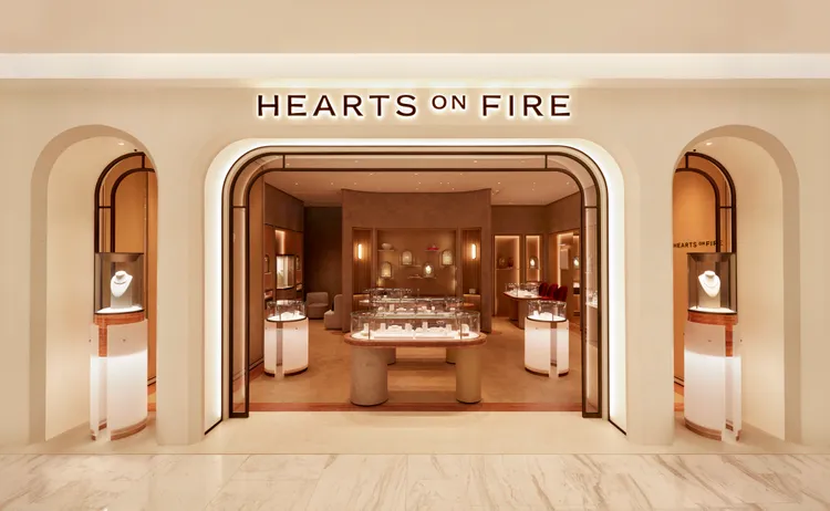 美國鑽石品牌Hearts On Fire展開了全新Re-Branding計畫，台北Sogo復興館4樓店面成為全球首間嶄新形象精品店。品牌提供