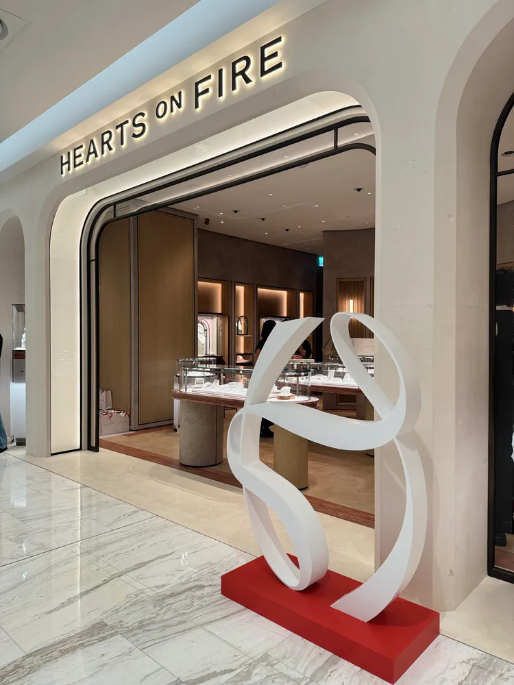 品牌全新Monogram圖騰，以鑽石光芒的反射軌跡繪製出「H」字母。張家玲攝