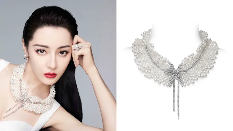 迪麗熱巴佩戴MIKIMOTO Jeux de Rubans 頂級珠寶系列珍珠鑽石項鍊。品牌提供