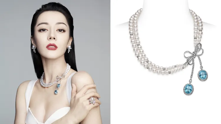 迪麗熱巴佩戴MIKIMOTO Jeux de RubansMikimoto Jeux de Rubans 頂級珠寶系列海水藍寶珍珠鑽石項鍊。品牌提供
