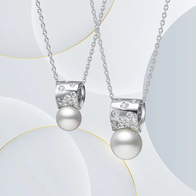 Universe Elements 系列珍珠鑽石墜鍊（左）14萬7000元、南洋珍珠鑽石墜鍊（右）20萬4000元。品牌提供