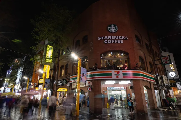 1500家7-11即日起凌晨關招牌燈。統一超商提供