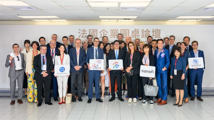 陳其邁市長與法國在臺協會主任Franck Paris龍燁、法國工商會會長Eva Leihener-Stefan及20多家法商企業與高雄市政府展開法國企業圓桌論壇。市府提供