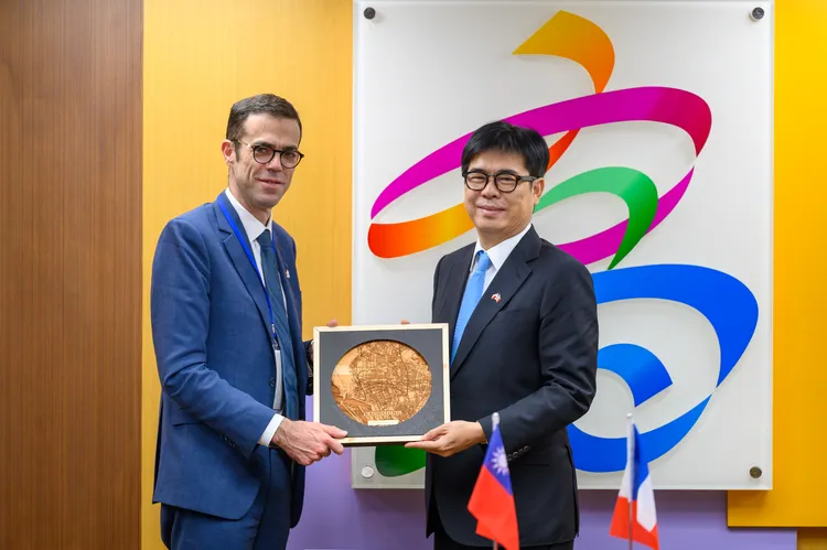 高雄市長陳其邁（圖右）致贈法國在台協會主任 Franck Paris（圖左）「高雄映像托盤」。市府提供