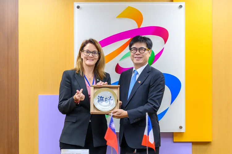 高雄市長陳其邁（圖右）致贈法國工商會會長 Eva Leihener-Stefan（圖左）「高雄翻轉瓷盤」。市府提供