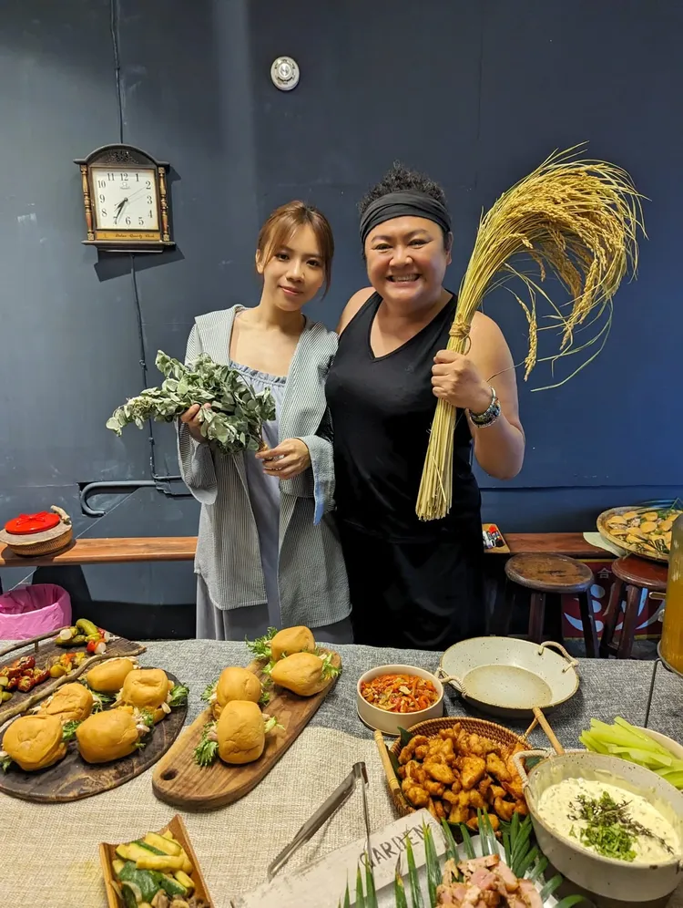 巴奈（右）相約贏得最佳客語歌手的柔米在典禮後慶功。錦川音樂提供