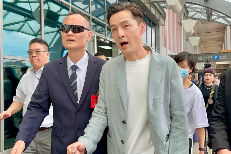 胡歌今早11點降落台北松山機場，睽違6年再度訪台。特勤中心攝