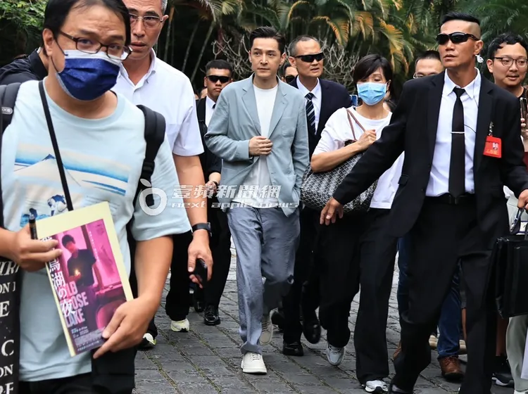 胡歌身穿綠色西裝現身松山文創園區舉辦的「對話青年」活動。特勤中心攝