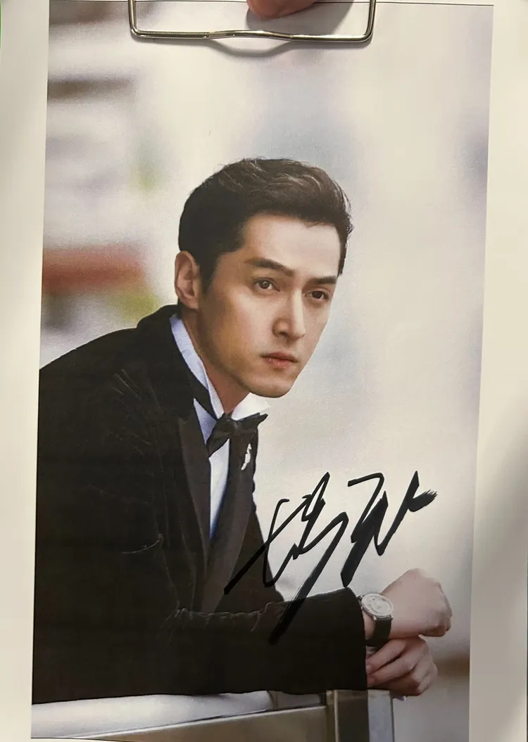 晚間5點多演講完，粉絲上前要求簽名，胡歌也親切接過照片大筆一揮簽名，。特勤中心攝