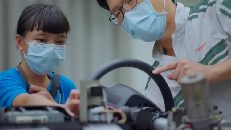 「原夢國家隊」職涯體驗營讓孩童接觸汽車產業多元的職業。業者提供