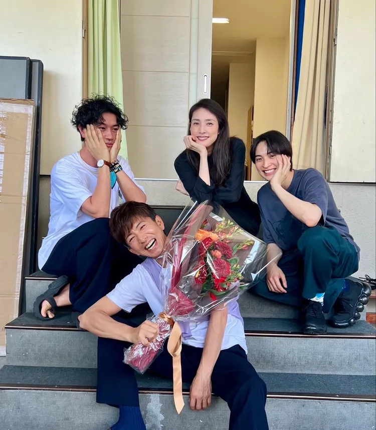 木村拓哉與齋藤工（後排左起）、天海祐希、一之瀨颯拍戲拍出好交情。翻攝木村拓哉IG