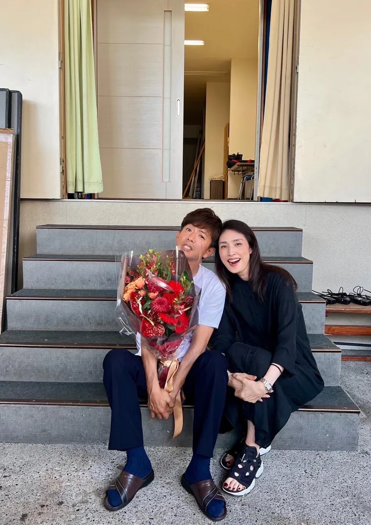 天海祐希（右）在木村拓哉殺青日，特地到場祝賀。翻攝木村拓哉IG