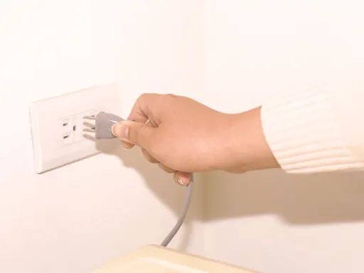 陰雨綿綿插座潮濕變綠色？　台電警告：趕快停用