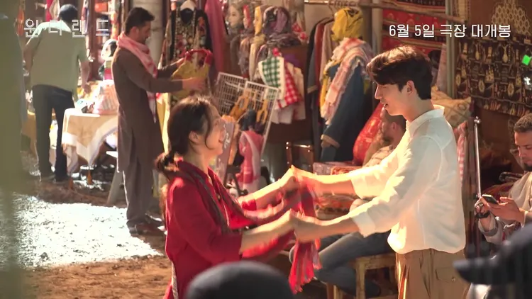 湯唯（左）片中與孔劉共舞。翻攝ACEMAKER IG