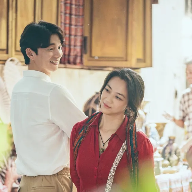 孔劉（左）飾演Wonderland程式中監控AI的AI角色，湯唯則是打造了一個AI的自己。翻攝ACEMAKER