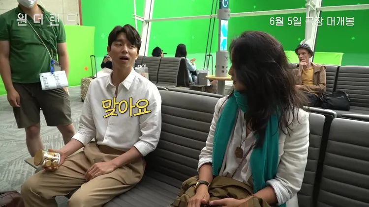 孔劉在拍戲空檔，對湯唯說中文「懂啊」。翻攝ACEMAKER IG